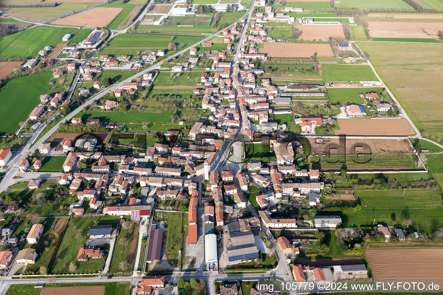 Vue aérienne de Silvella dans le département Frioul-Vénétie Julienne, Italie