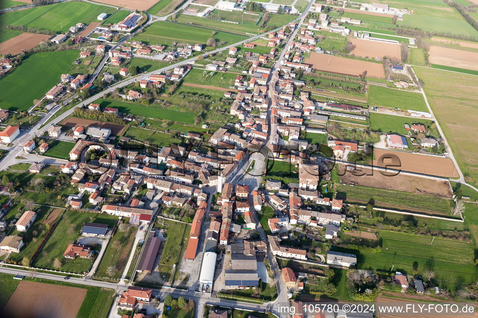 Vue aérienne de Silvella dans le département Frioul-Vénétie Julienne, Italie