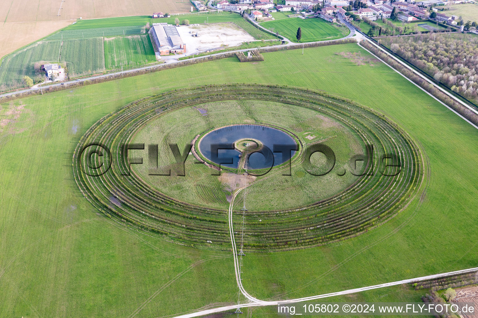 Vue aérienne de Arcs circulaires d'un système d'irrigation à pivot dans les champs agricoles de Persereano à Pavia di Udine dans le département Udine, Italie