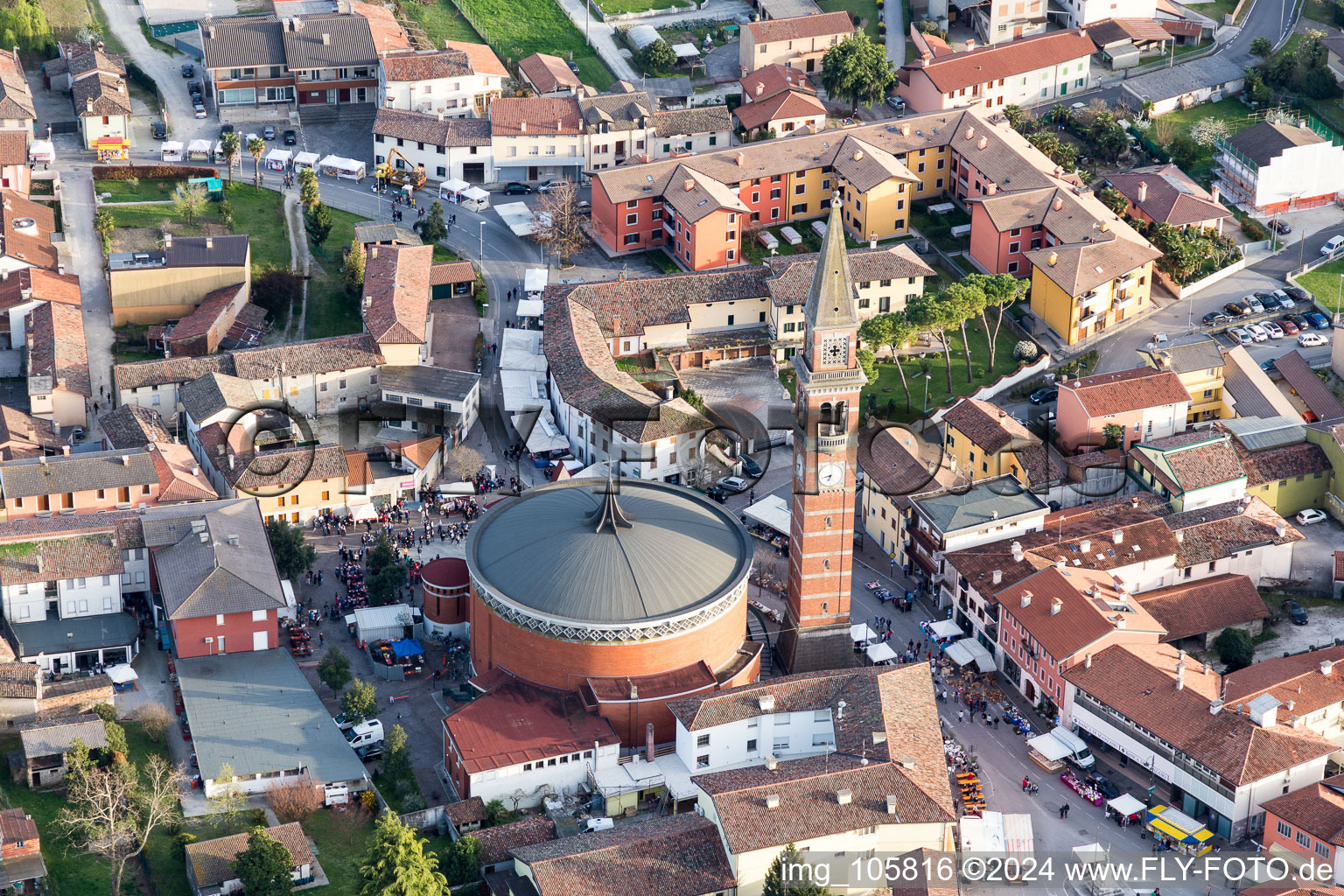 Vue aérienne de Bâtiment de l'église de Chiesa di San Canziano Martire dans le vieux centre-ville du centre-ville à Gonars dans le département Udine, Italie