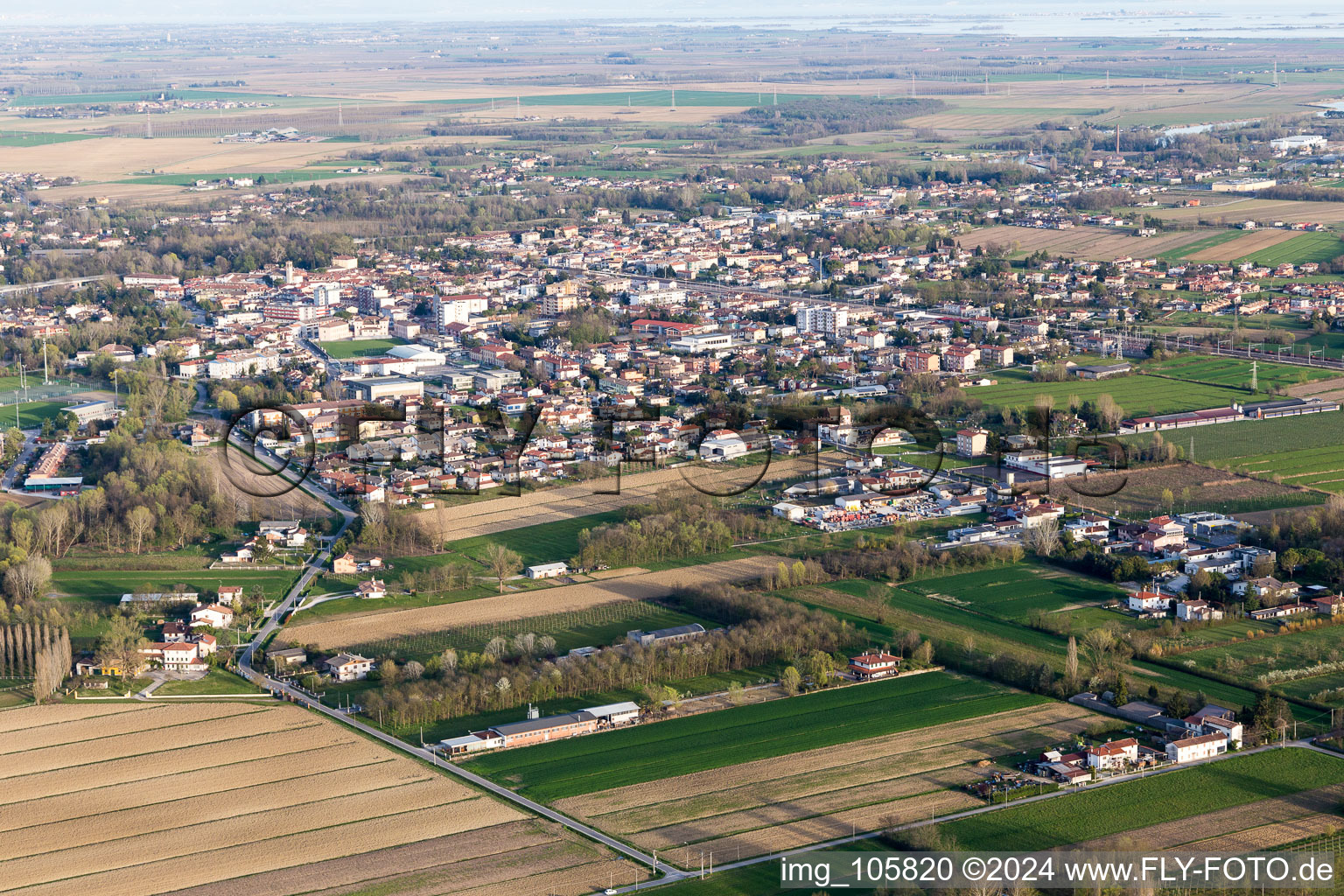 Vue aérienne de Pampaluna dans le département Frioul-Vénétie Julienne, Italie