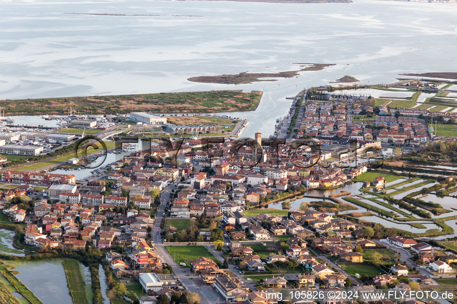 Vue aérienne de Taupe sur la surface de l'eau de la côte de l'Adriatique à Marano Lagunare dans le département Udine, Italie