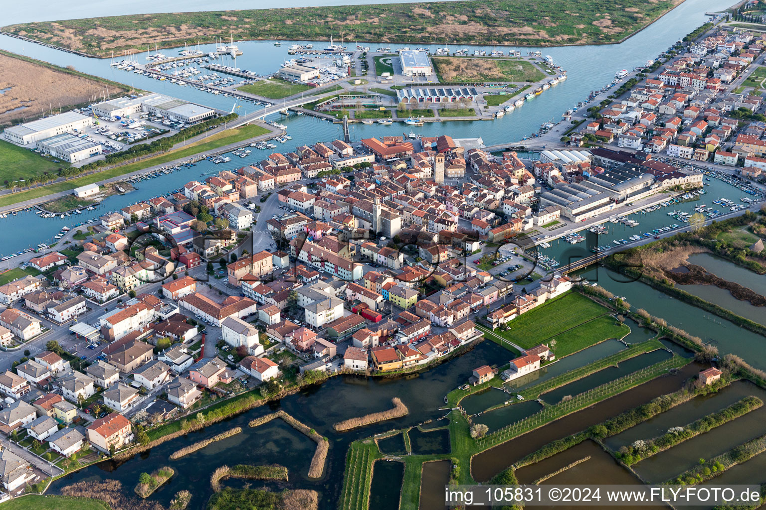 Vue aérienne de Taupe sur la surface de l'eau de la côte de l'Adriatique à Marano Lagunare dans le département Udine, Italie