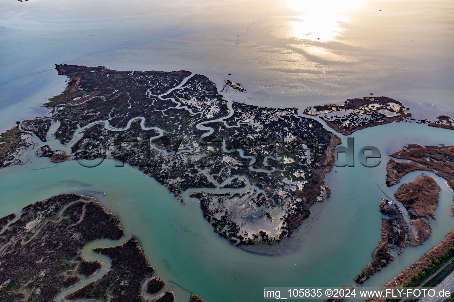 Vue aérienne de Îles marécageuses sur la côte marine de la Laguna Marano en Frioul-Vénétie Julienne à Marano Lagunare dans le département Udine, Italie