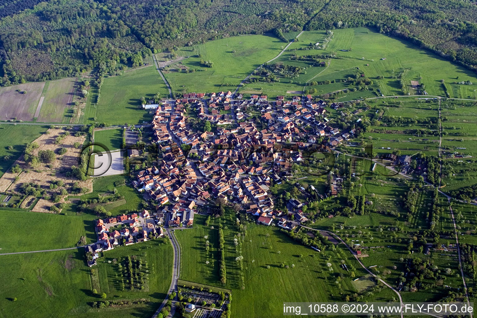 Vue sur le village à le quartier Büchelberg in Wörth am Rhein dans le département Rhénanie-Palatinat, Allemagne d'en haut