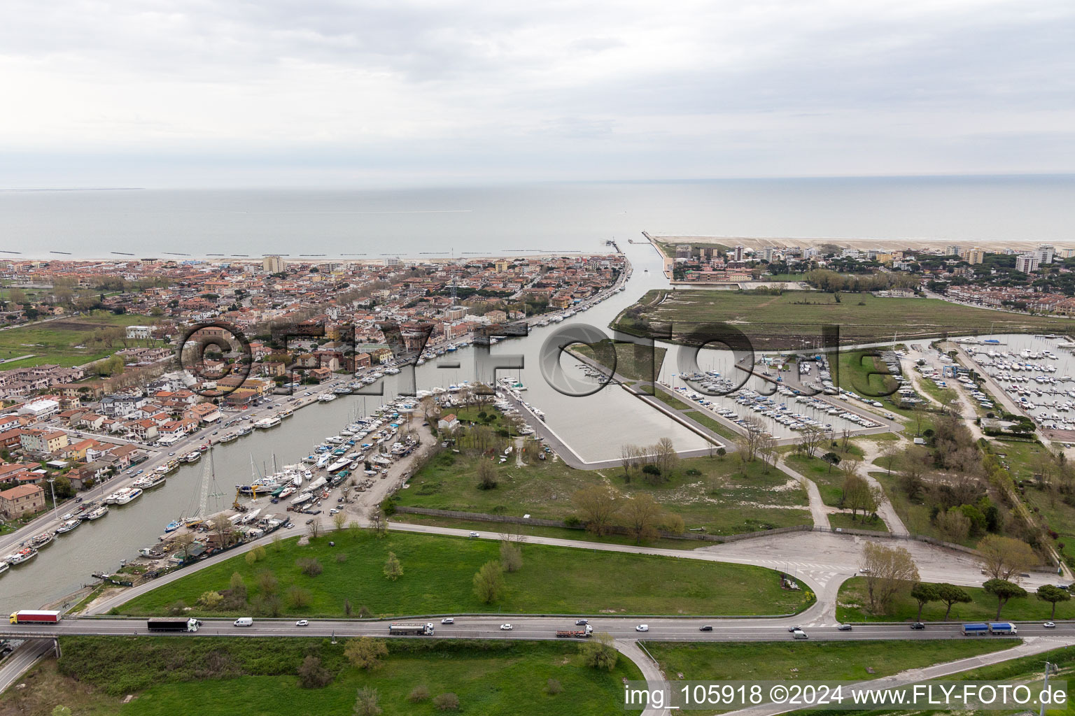 Vue d'oiseau de Porto Garibaldi dans le département Émilie-Romagne, Italie