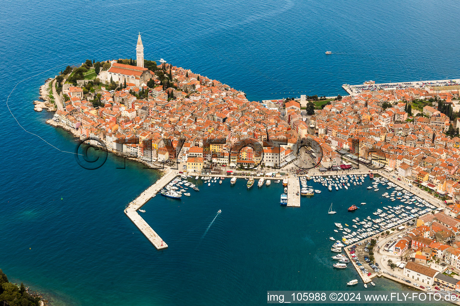 Rovinj dans le département Gespanschaft Istrien, Croatie du point de vue du drone