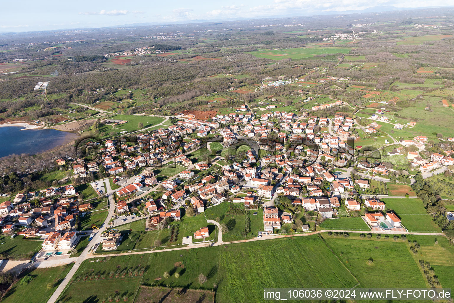 Vue aérienne de Funtana dans le département Gespanschaft Istrien, Croatie