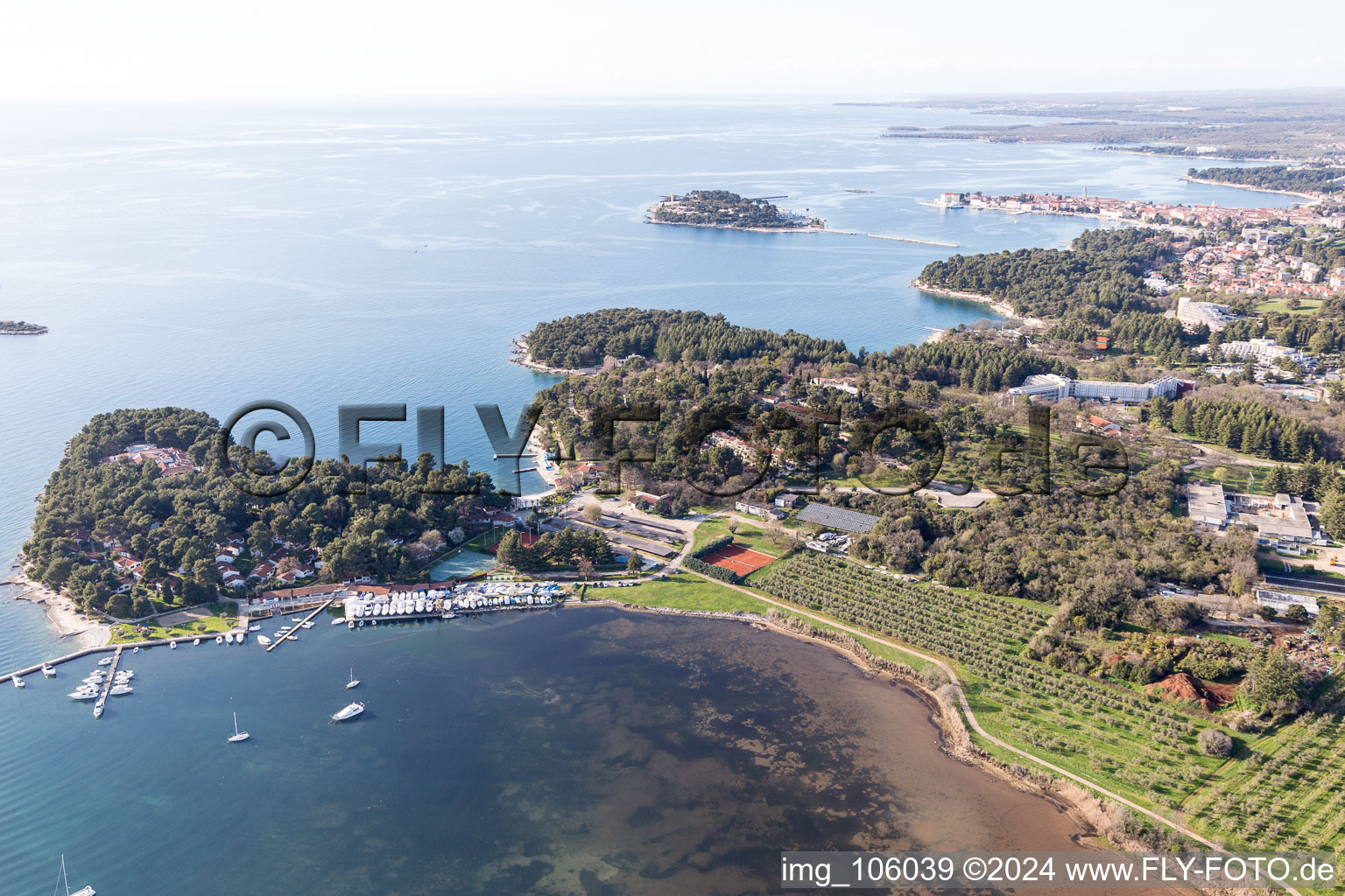 Vue aérienne de Plava Laguna dans le département Gespanschaft Istrien, Croatie