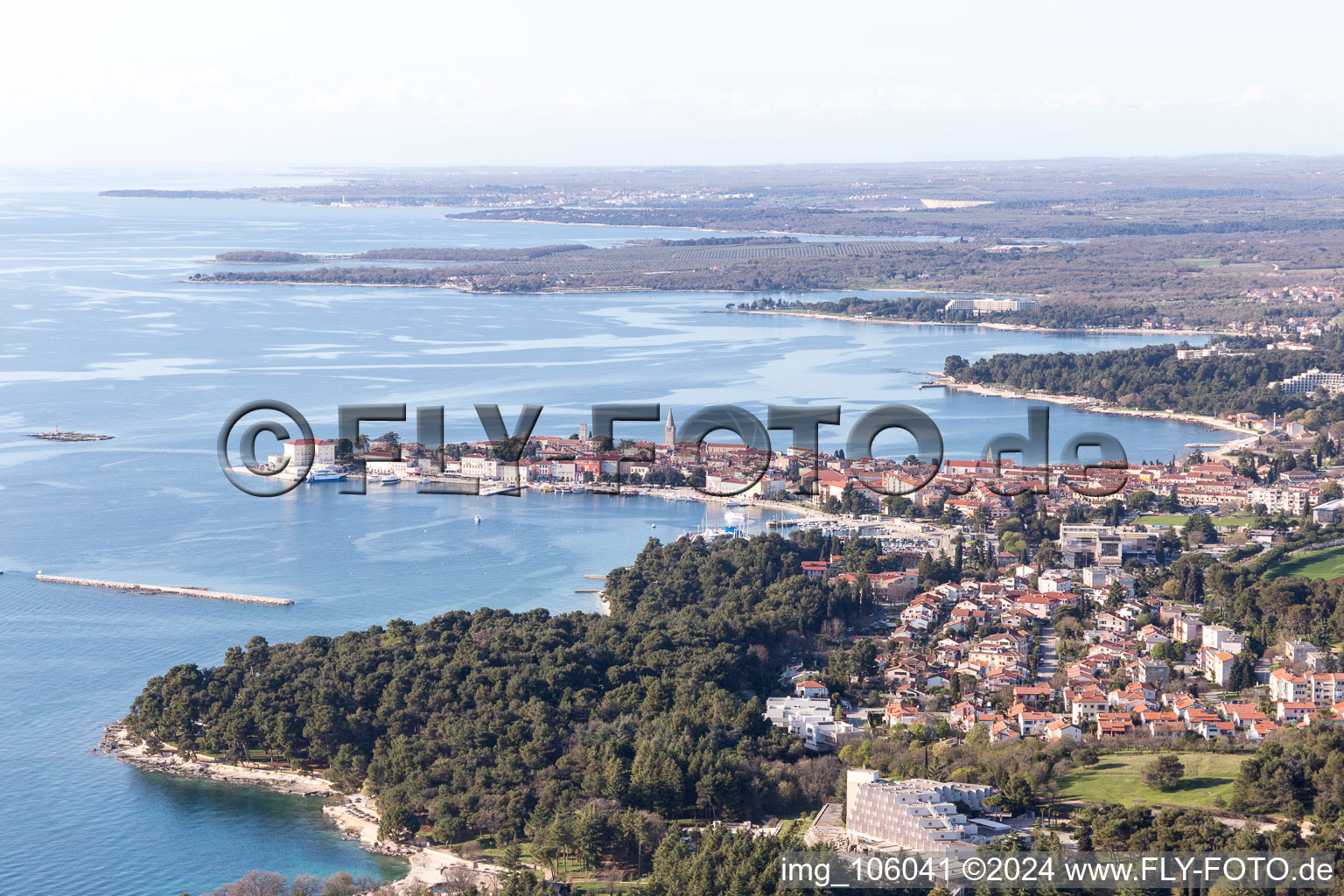 Vue aérienne de Plava Laguna dans le département Gespanschaft Istrien, Croatie