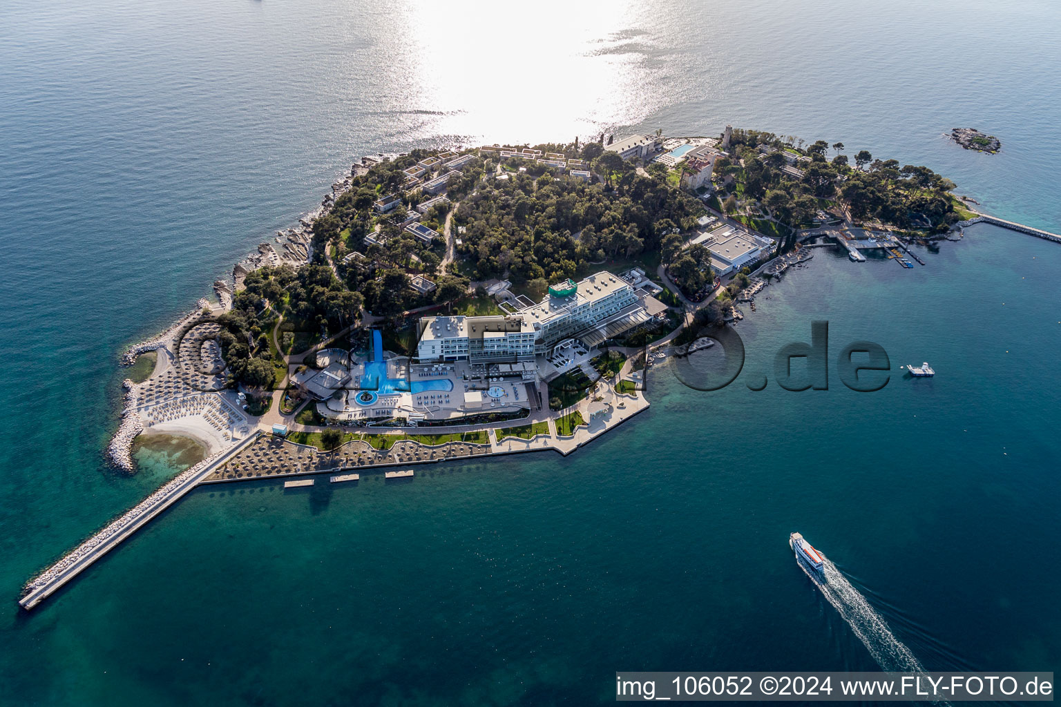 Vue aérienne de Île hôtelière Otok Sveti Nikola dans la baie de Poreč à Poreč dans le département Gespanschaft Istrien, Croatie