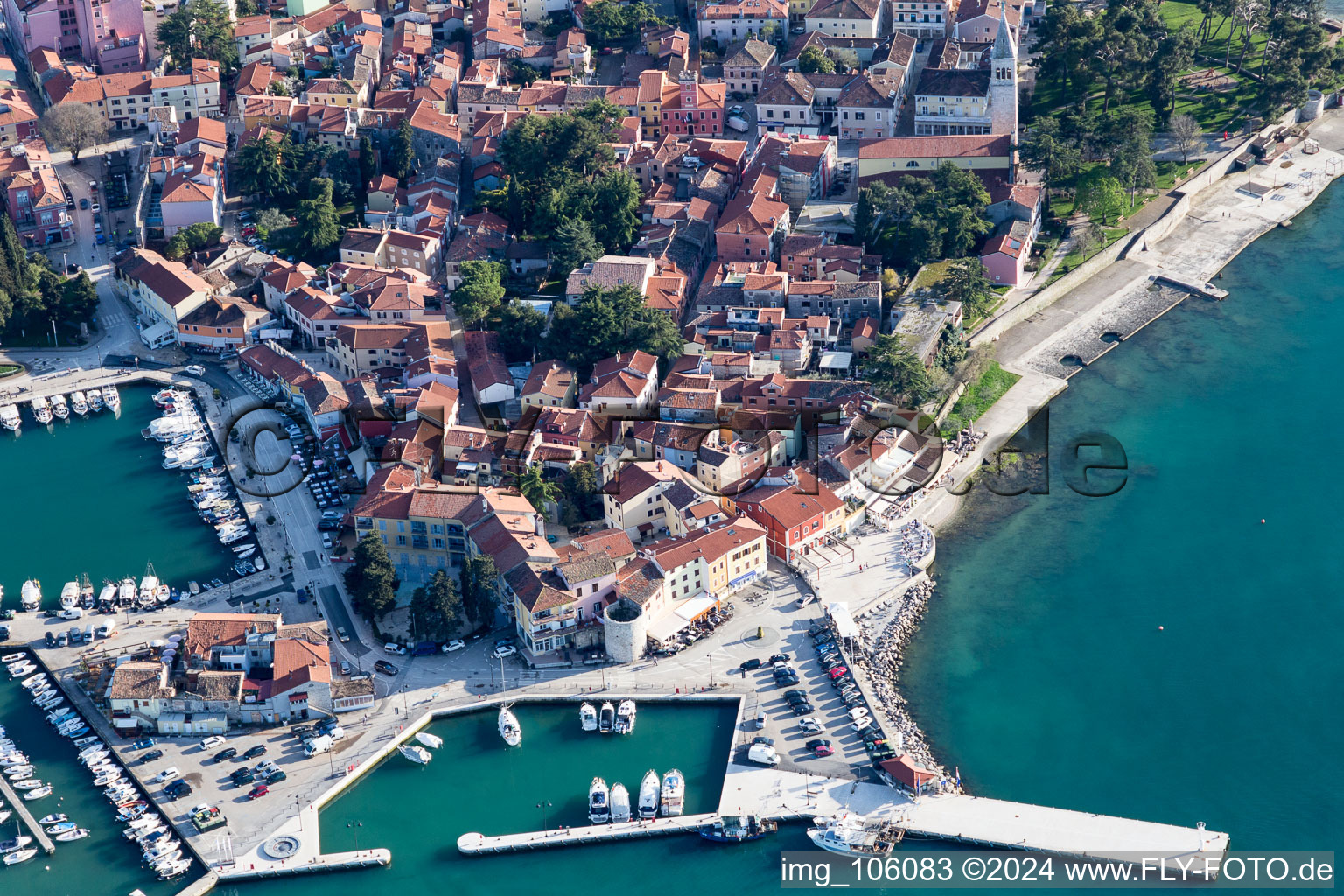 Vue aérienne de Novigrad dans le département Gespanschaft Istrien, Croatie