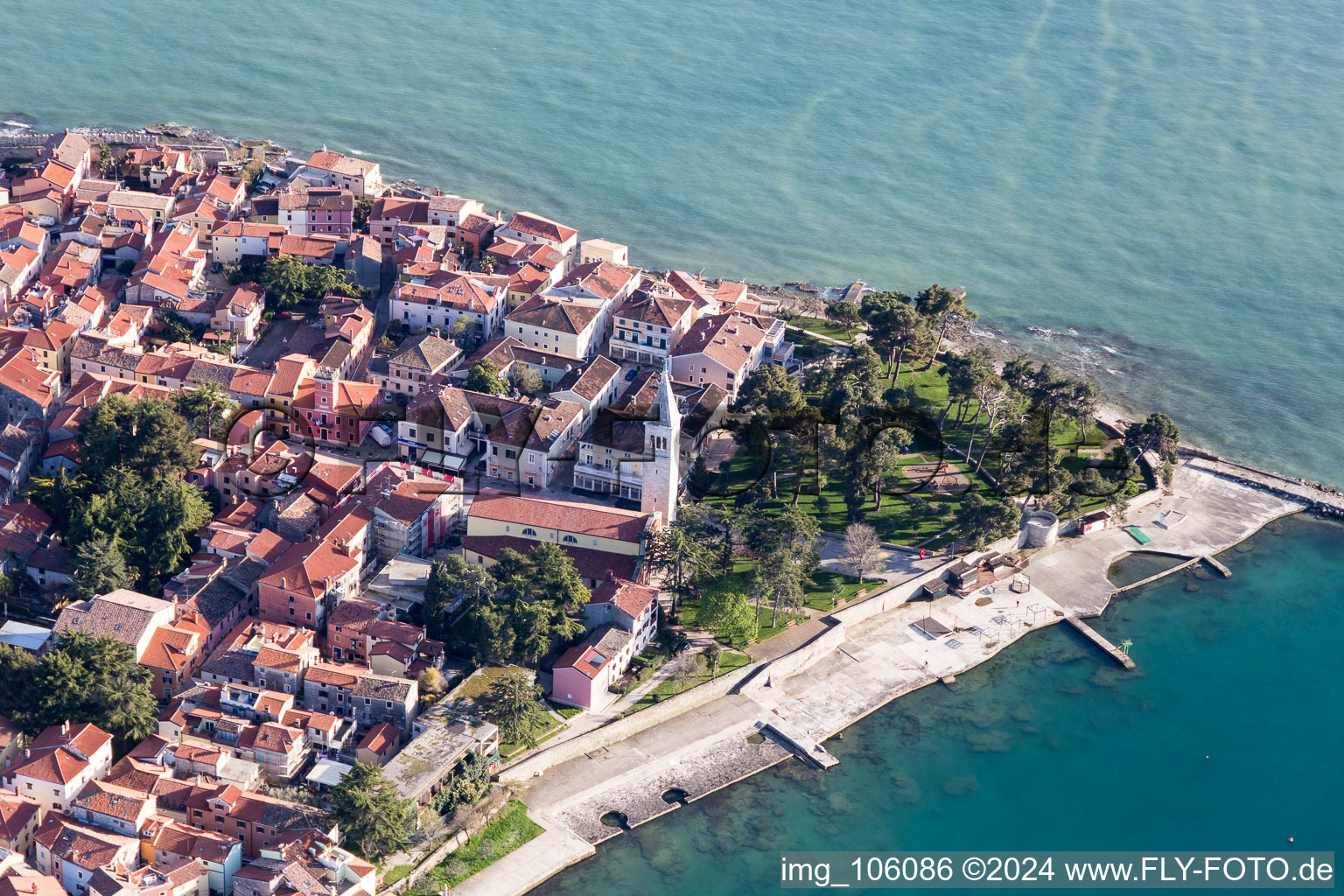 Vue aérienne de Marina avec amarres pour bateaux de plaisance et amarres pour bateaux sur les rives de l'Adriatique et vieille ville d'Istrie - Istarska zupanija à Novigrad dans le département Gespanschaft Istrien, Croatie