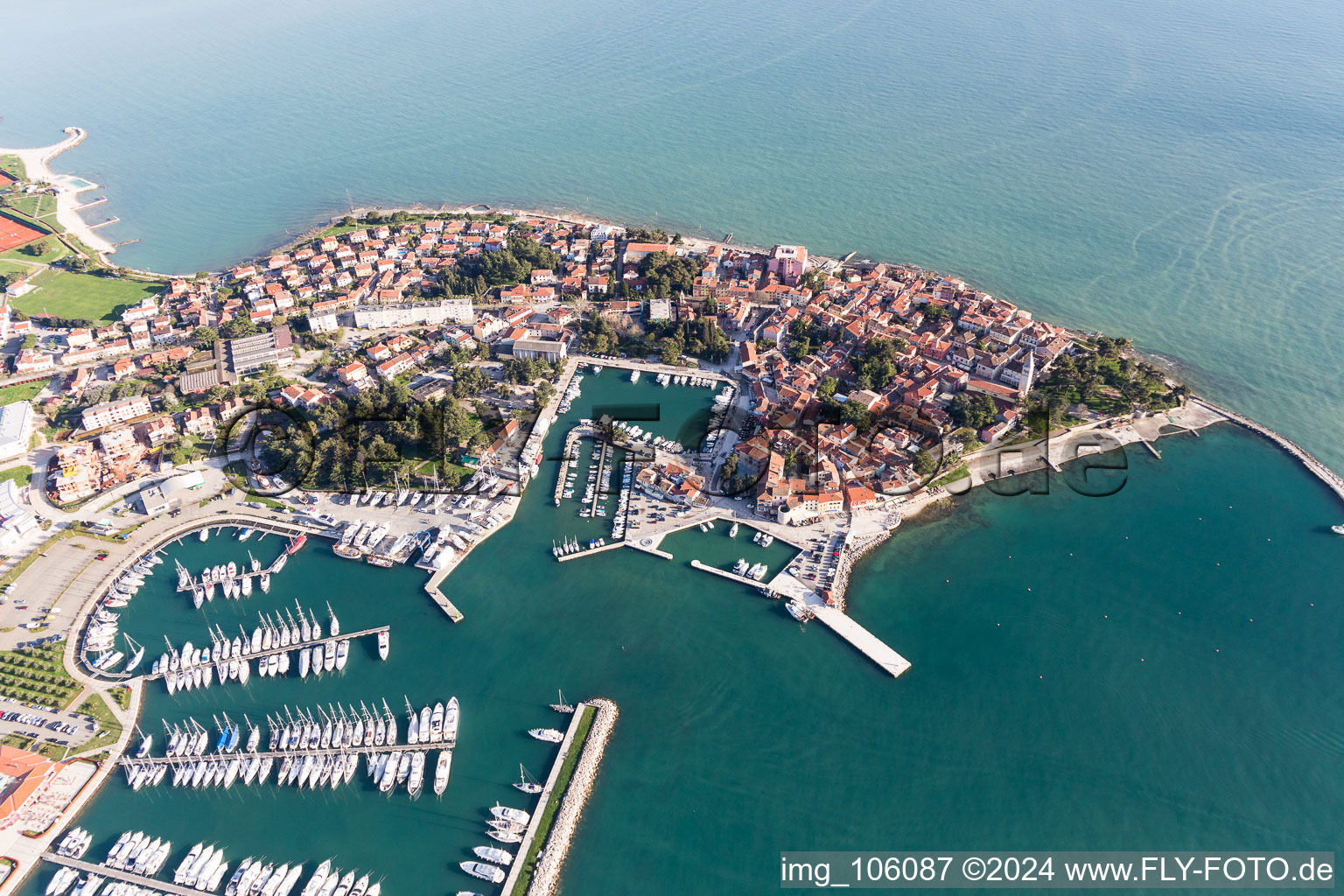 Vue aérienne de Marina avec amarres pour bateaux de plaisance et amarres pour bateaux sur les rives de l'Adriatique et vieille ville d'Istrie - Istarska zupanija à Novigrad dans le département Gespanschaft Istrien, Croatie