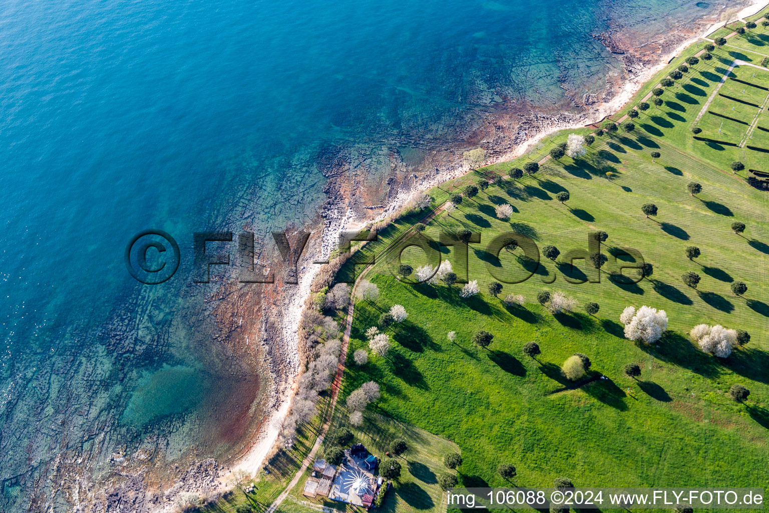 Vue aérienne de Paysage de plages de pierres sur la côte Adriatique avec Camping Park Umag Mobile Homes à Karigador en Istrie - Istarska zupanija à Brtonigla dans le département Gespanschaft Istrien, Croatie