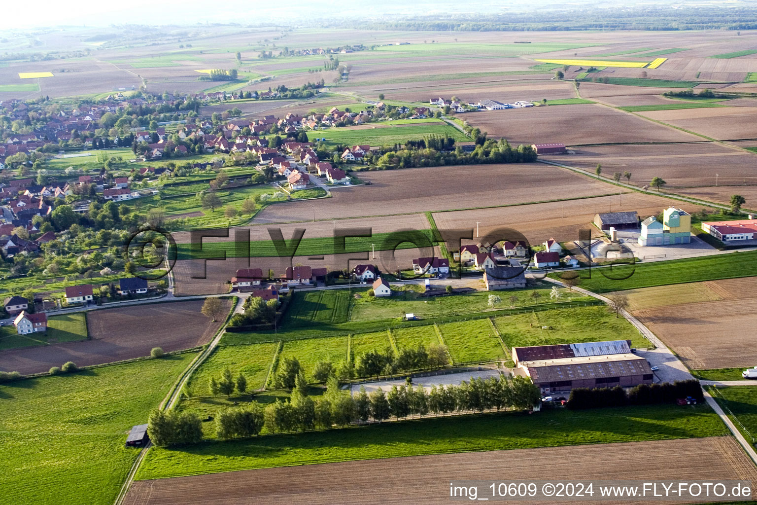 Vue aérienne de Niederseebach à Seebach dans le département Bas Rhin, France