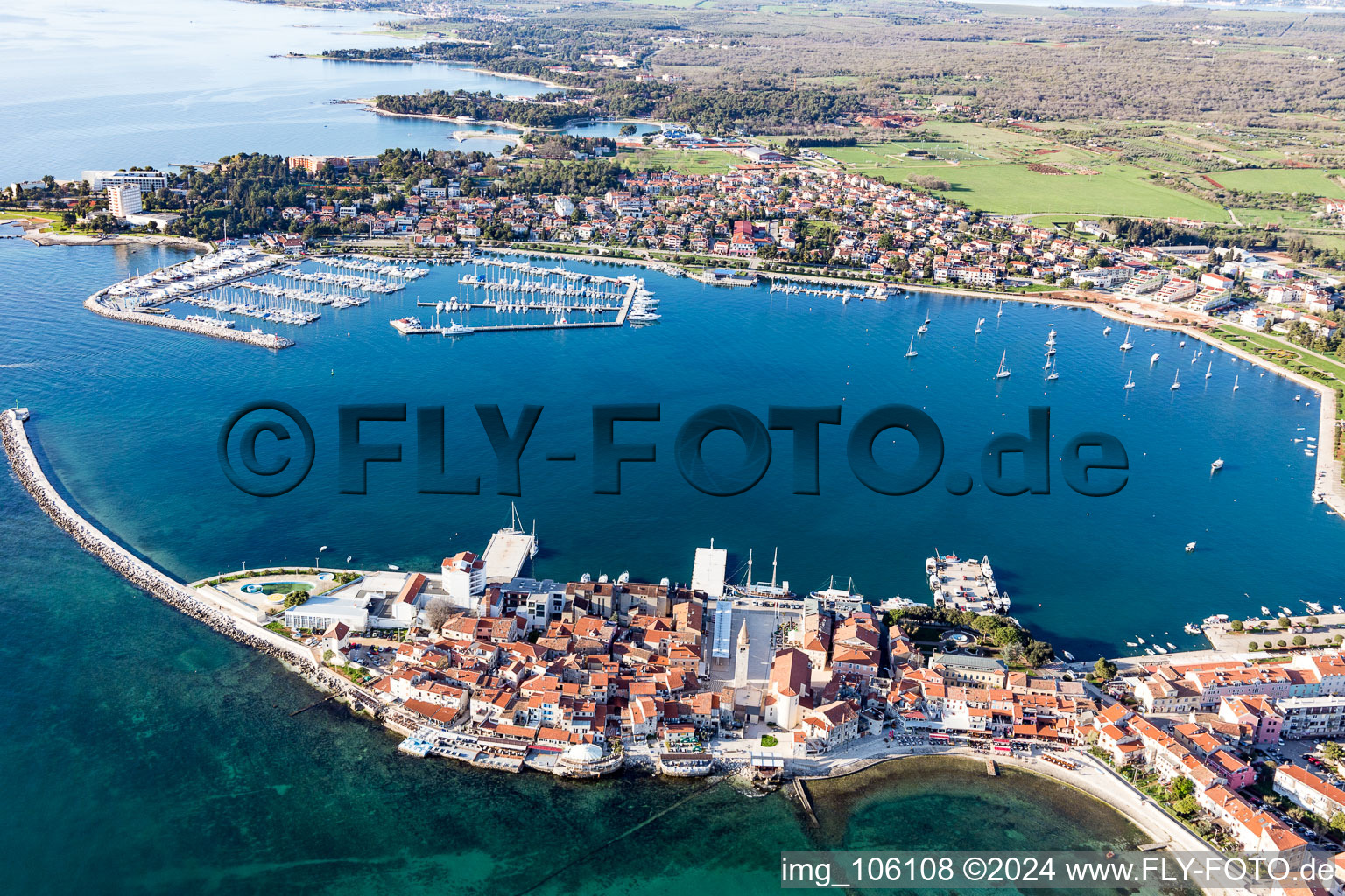 Vue aérienne de Marina avec amarrages pour bateaux de plaisance et postes d'amarrage sur le rivage dans la baie Adriatique en Istrie - Istarska zupanija à Umag dans le département Gespanschaft Istrien, Croatie