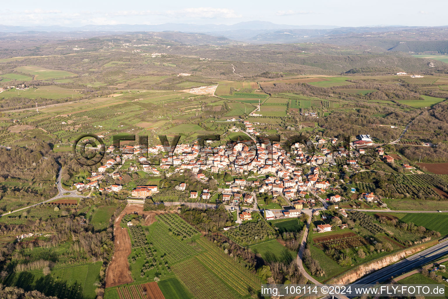 Vue aérienne de Brtonigla dans le département Gespanschaft Istrien, Croatie