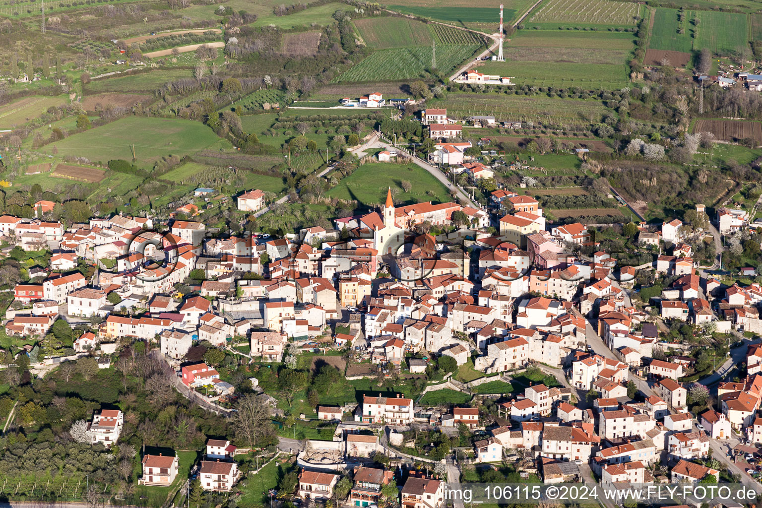 Vue aérienne de Brtonigla dans le département Gespanschaft Istrien, Croatie