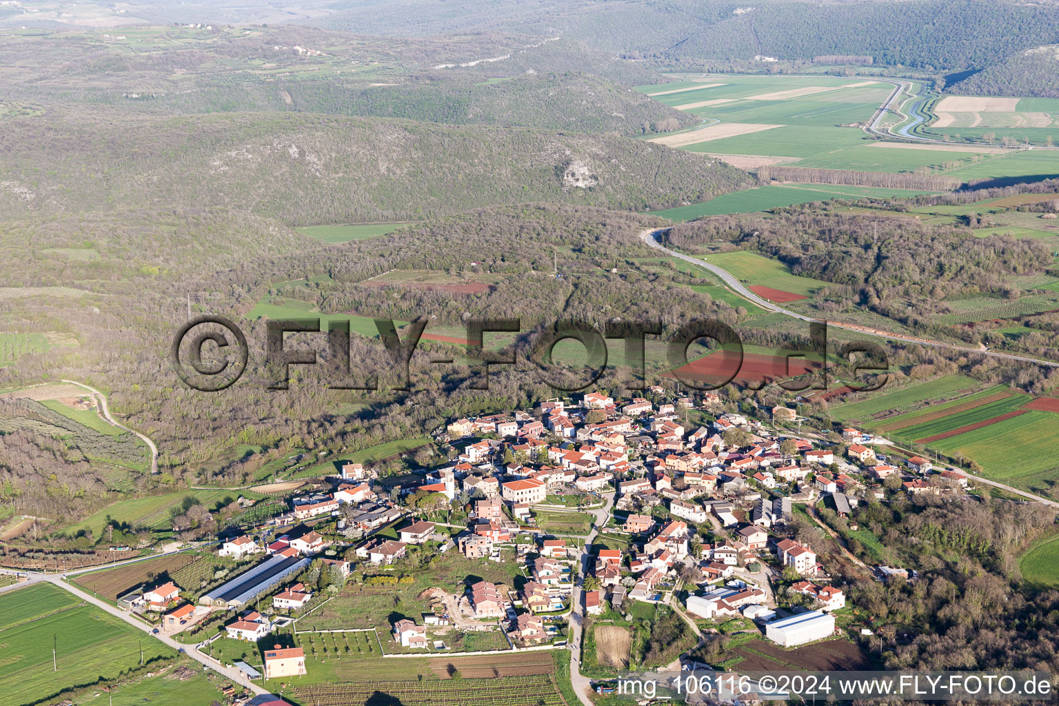 Vue aérienne de Nova Vas dans le département Gespanschaft Istrien, Croatie