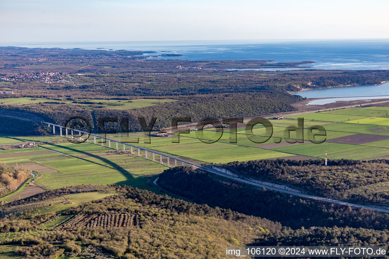 Vue aérienne de Tracé du pont de l'autoroute E751 au-dessus de la vallée de Mirna à Porec en Istrie - Istarska zupanija à Novigrad dans le département Gespanschaft Istrien, Croatie