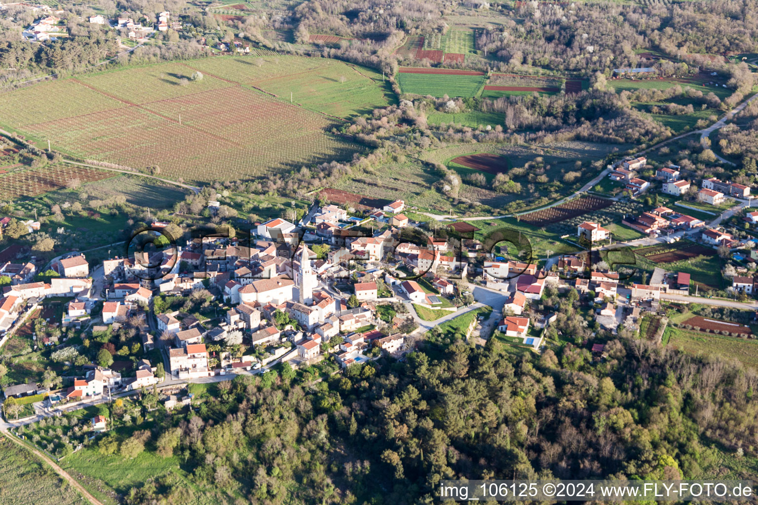 Vue aérienne de Visignano dans le département Gespanschaft Istrien, Croatie