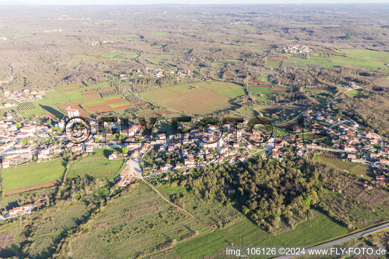 Vue aérienne de Visignano dans le département Gespanschaft Istrien, Croatie