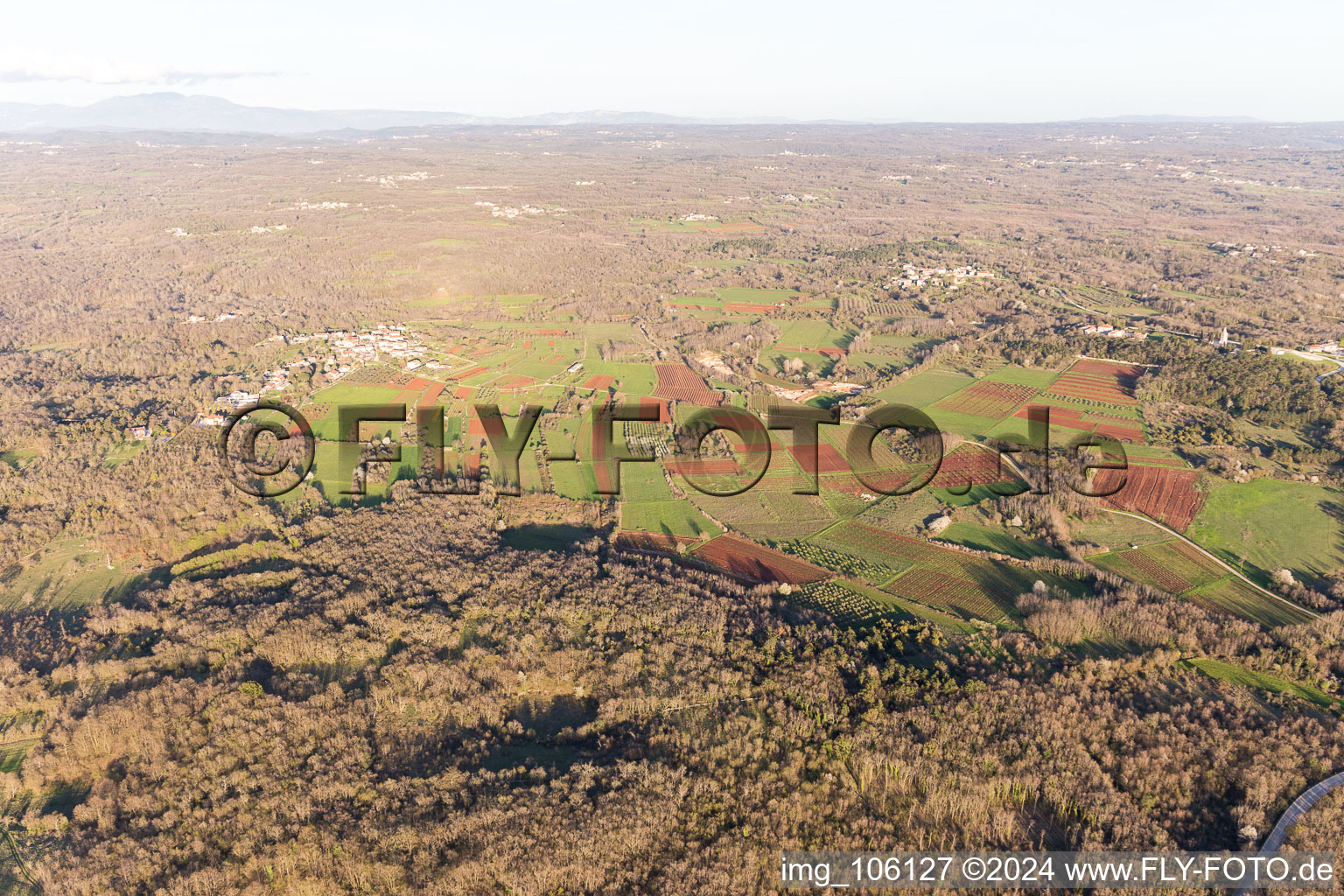 Vue aérienne de Radovani dans le département Gespanschaft Istrien, Croatie