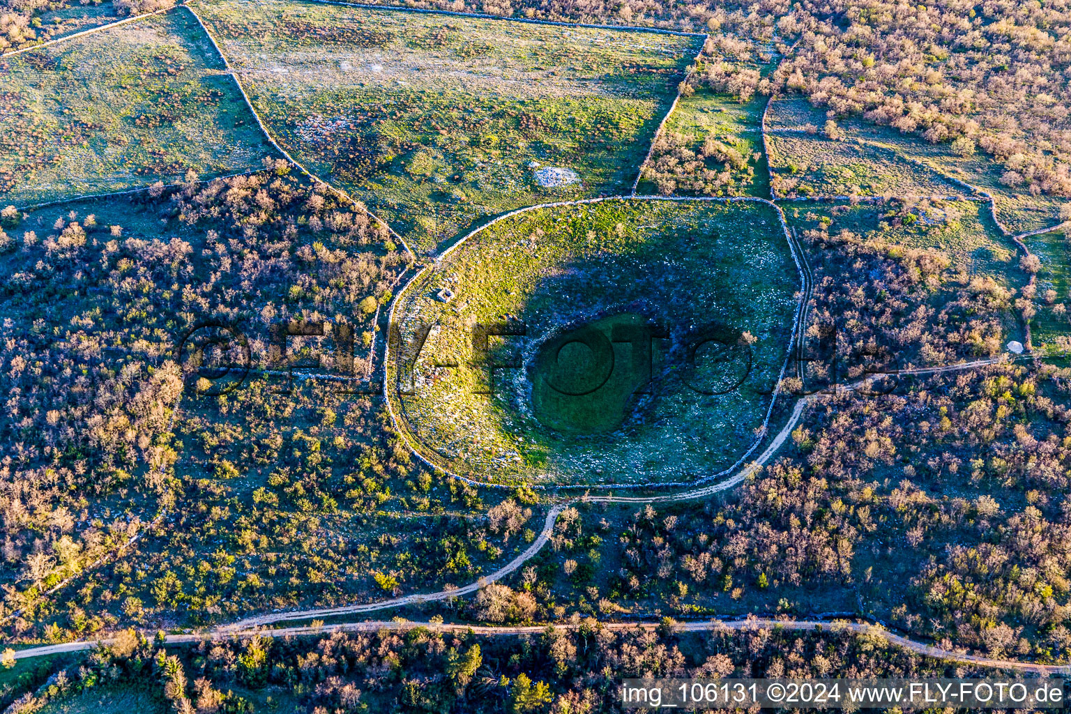 Vue aérienne de Paysage de cratère d'un gouffre karstique avec des ruines romaines à Selina en Istrie - Istarska zupanija à le quartier Frnjolići in Sveti Lovreč dans le département Gespanschaft Istrien, Croatie