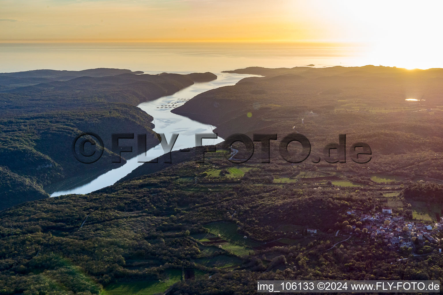 Vue aérienne de Crique dans le fjord et paysage montagneux du fjord Limski à Klostar en Istrie - Istarska zupanija à Rovinj dans le département Gespanschaft Istrien, Croatie