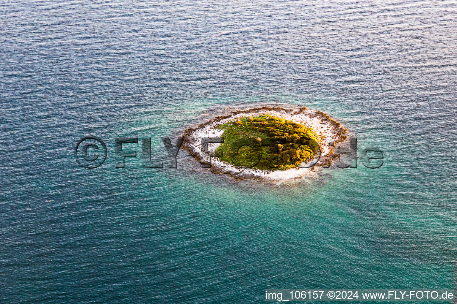 Vue aérienne de Mini-île Otocic Pisulj en Méditerranée à Rovinj dans le département Gespanschaft Istrien, Croatie