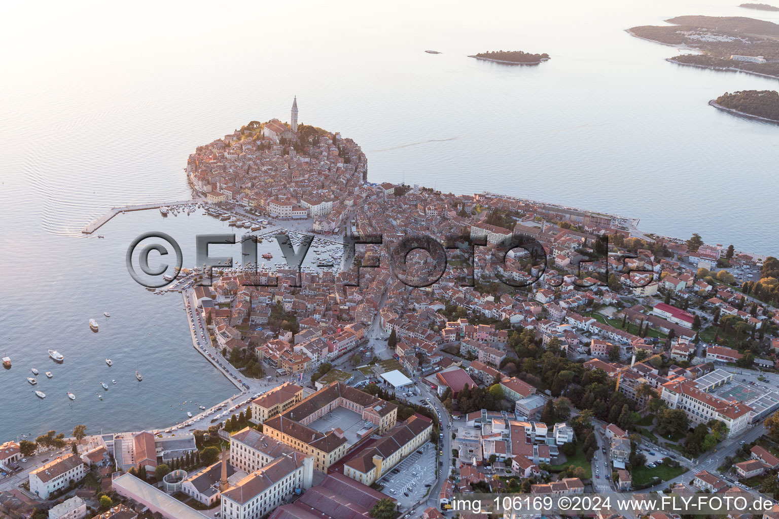 Rovinj dans le département Gespanschaft Istrien, Croatie du point de vue du drone