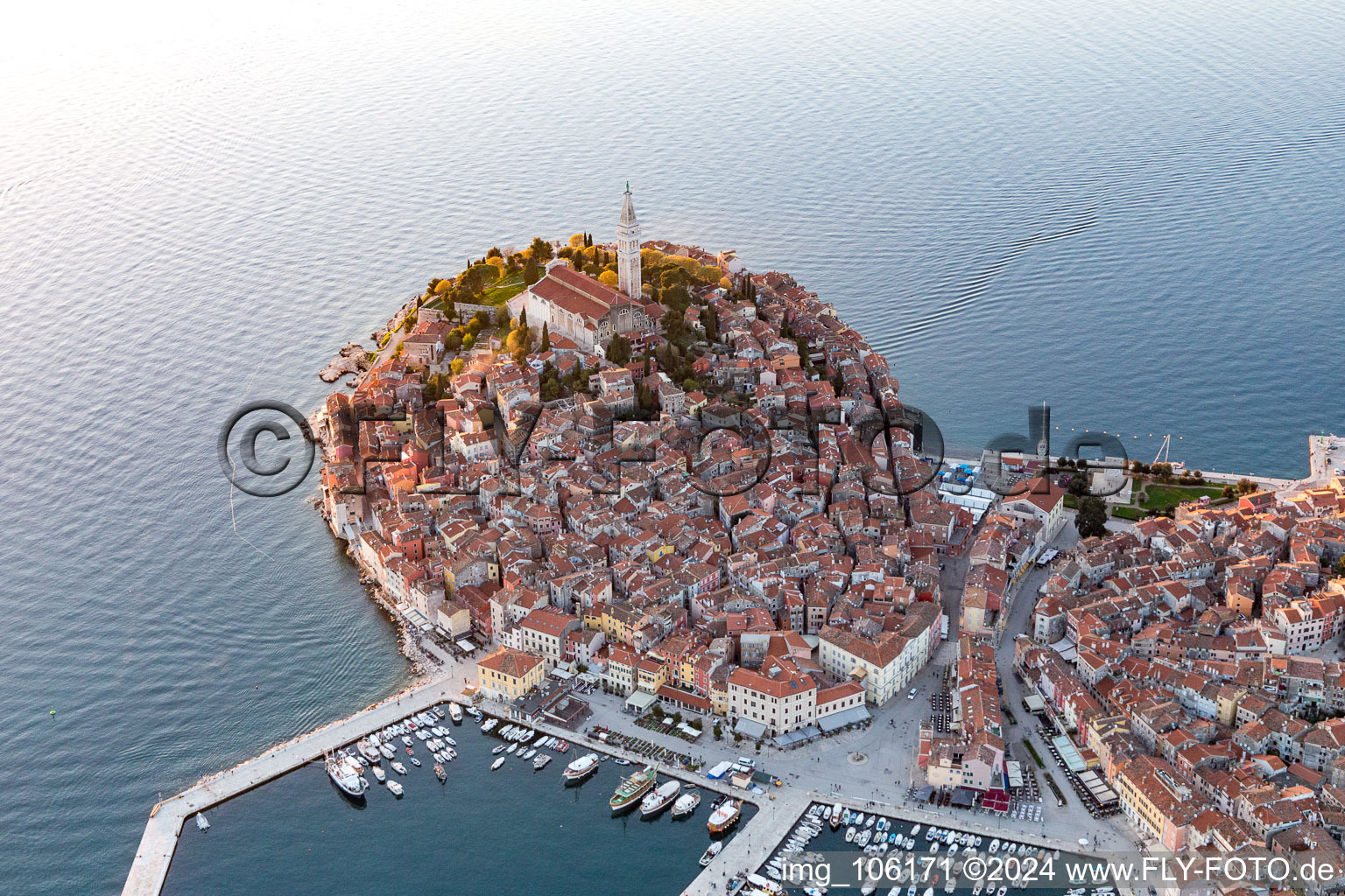 Rovinj dans le département Gespanschaft Istrien, Croatie vu d'un drone