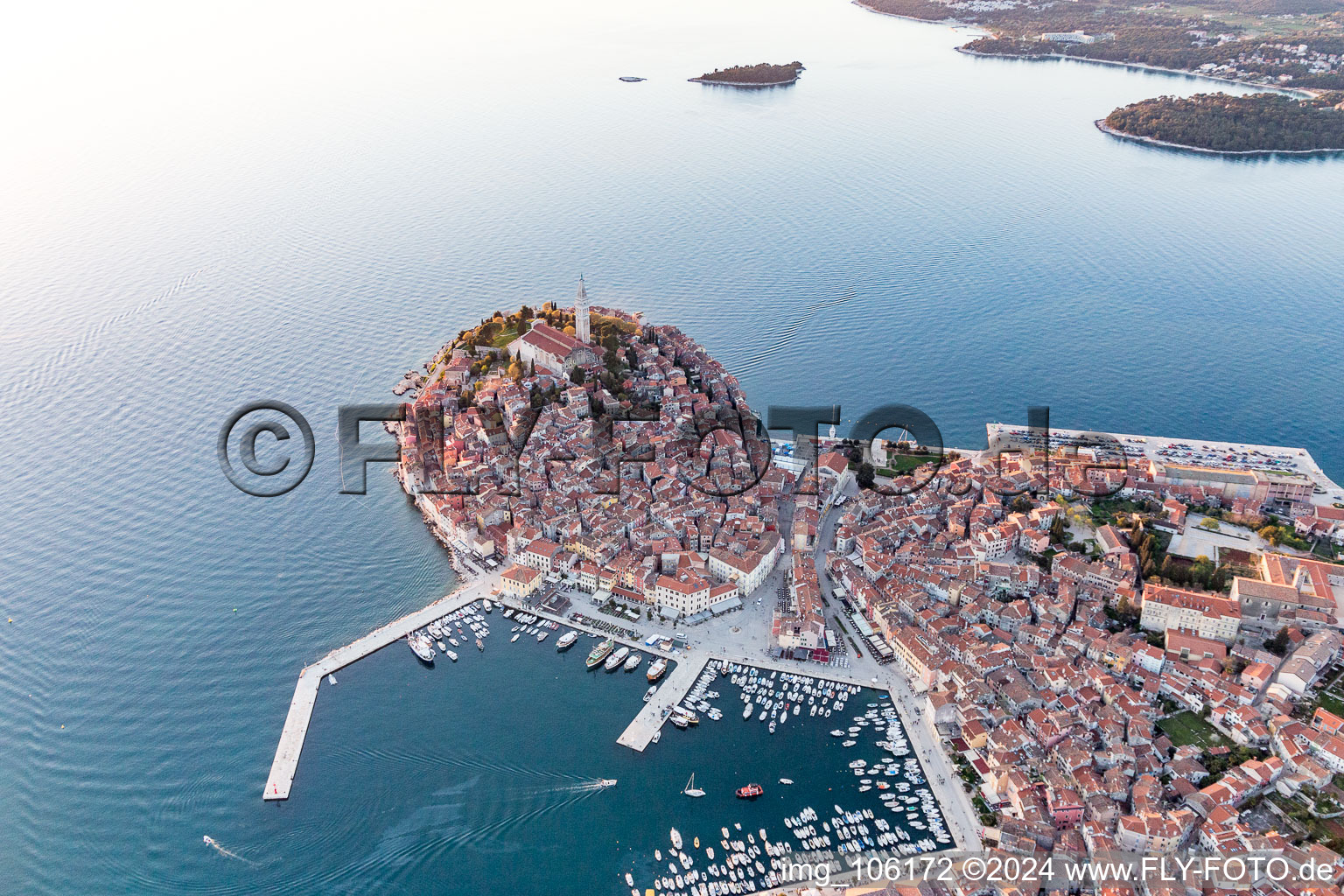 Vue aérienne de Vue de la ville sur la côte méditerranéenne de la vieille ville de Rovinj à Istarska zupanija - Istrie Croatie. Le promontoire remarquable se trouve sur la côte ouest de la péninsule d'Istrie à Rovinj dans le département Gespanschaft Istrien, Croatie