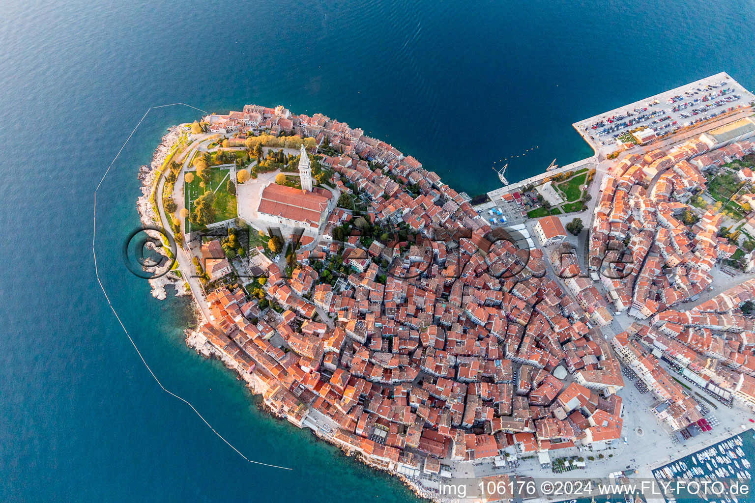 Vue aérienne de Vue de la ville sur la côte méditerranéenne de la vieille ville de Rovinj à Istarska zupanija - Istrie Croatie. Le promontoire remarquable se trouve sur la côte ouest de la péninsule d'Istrie à Rovinj dans le département Gespanschaft Istrien, Croatie