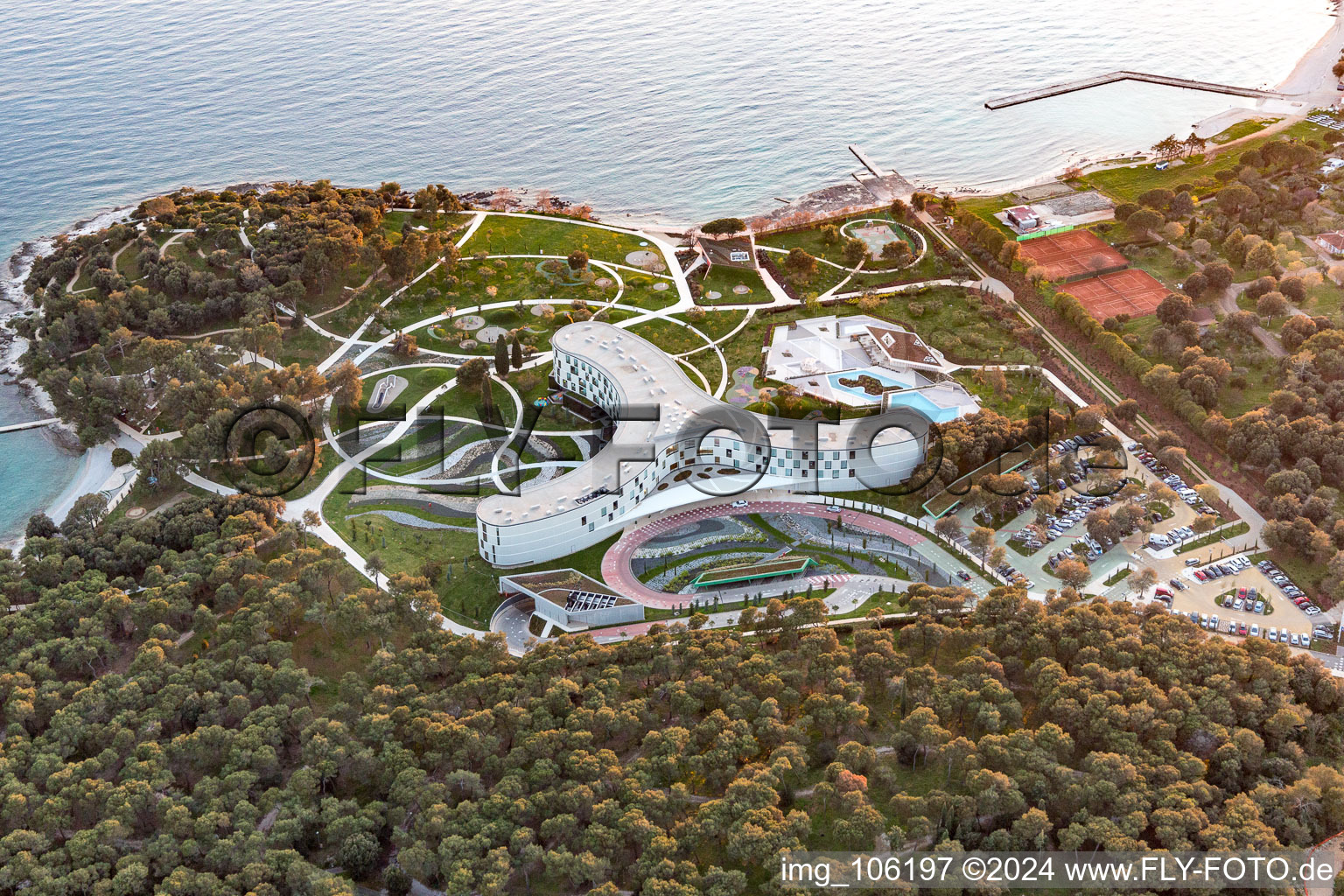 Vue aérienne de Complexe immobilier à trois ailes et parc du complexe hôtelier Family Hotel Amarin sur la côte Adriatique en Istrie - Istarska zupanija à Rovinj dans le département Gespanschaft Istrien, Croatie