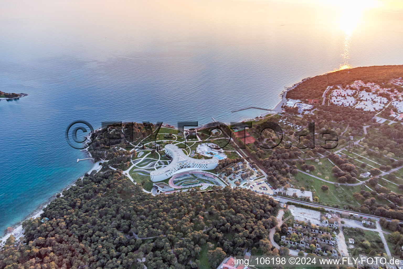 Vue aérienne de Complexe immobilier à trois ailes et parc du complexe hôtelier Family Hotel Amarin sur la côte Adriatique en Istrie - Istarska zupanija à Rovinj dans le département Gespanschaft Istrien, Croatie