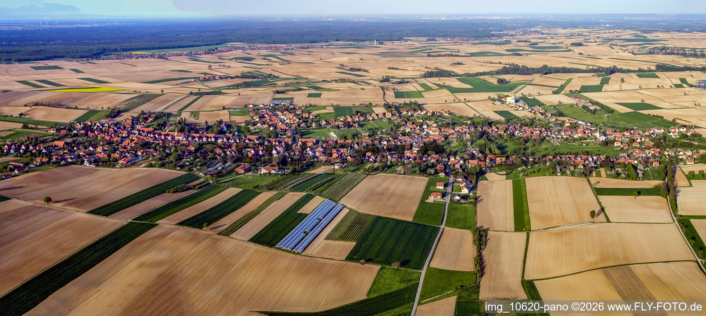 Panorama du village vu de l'ouest en soirée à Seebach dans le département Bas Rhin, France