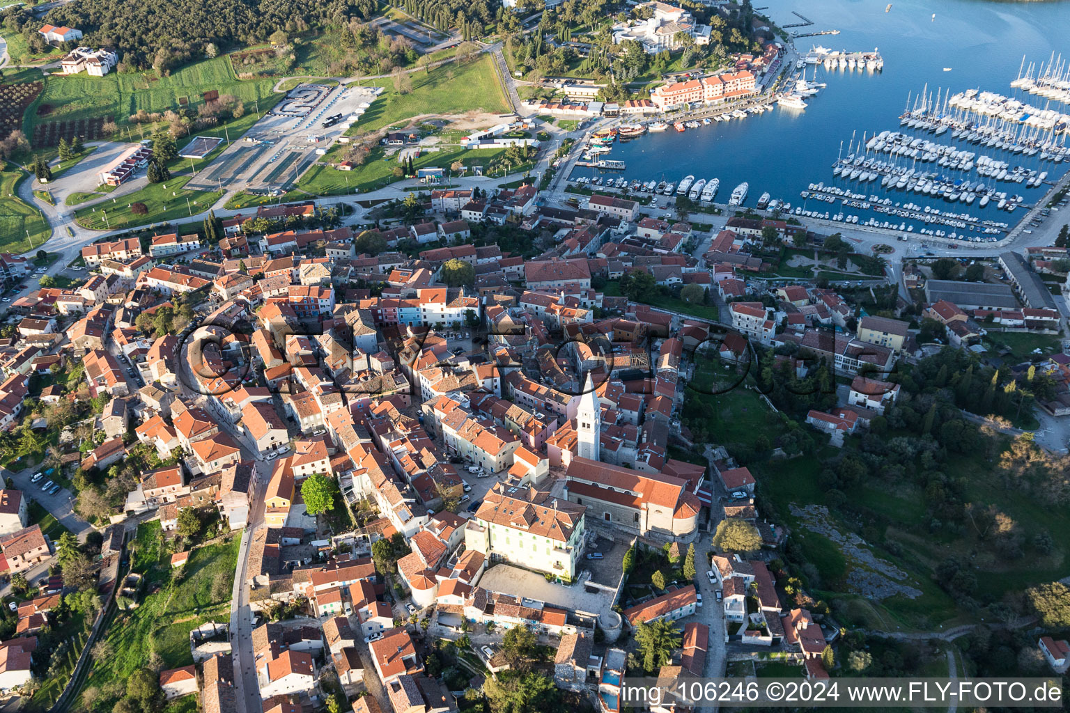 Vue aérienne de Vieille ville et centre-ville d'Istrie - Istarska zupanija à Vrsar dans le département Gespanschaft Istrien, Croatie