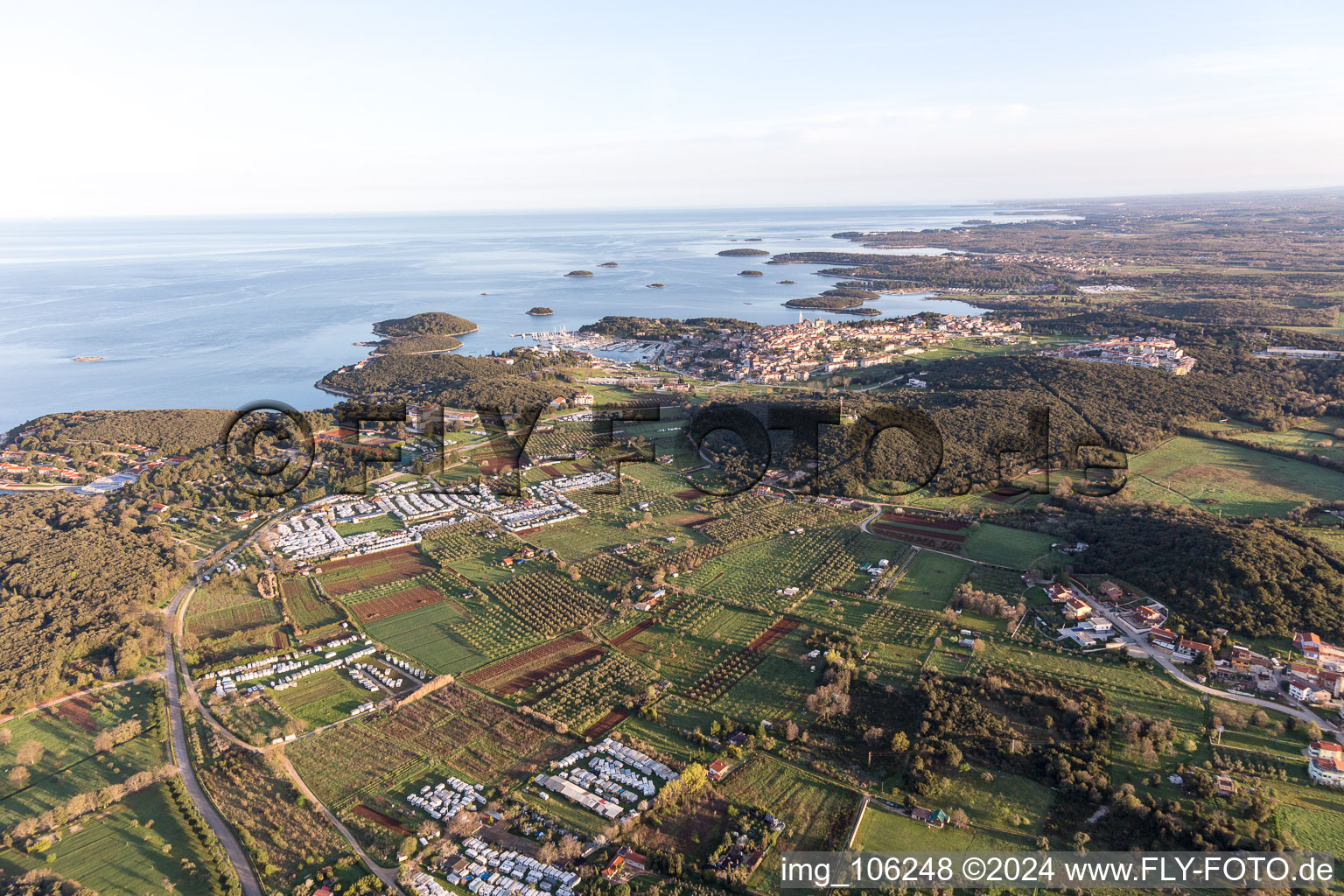 Vrsar dans le département Gespanschaft Istrien, Croatie du point de vue du drone