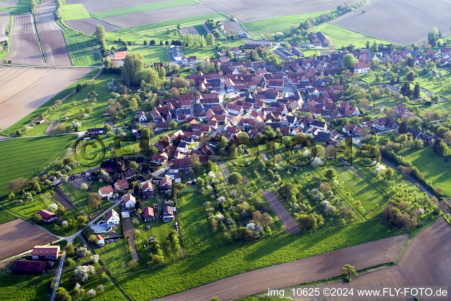 Vue aérienne de Champs agricoles et surfaces utilisables à Hunspach dans le département Bas Rhin, France