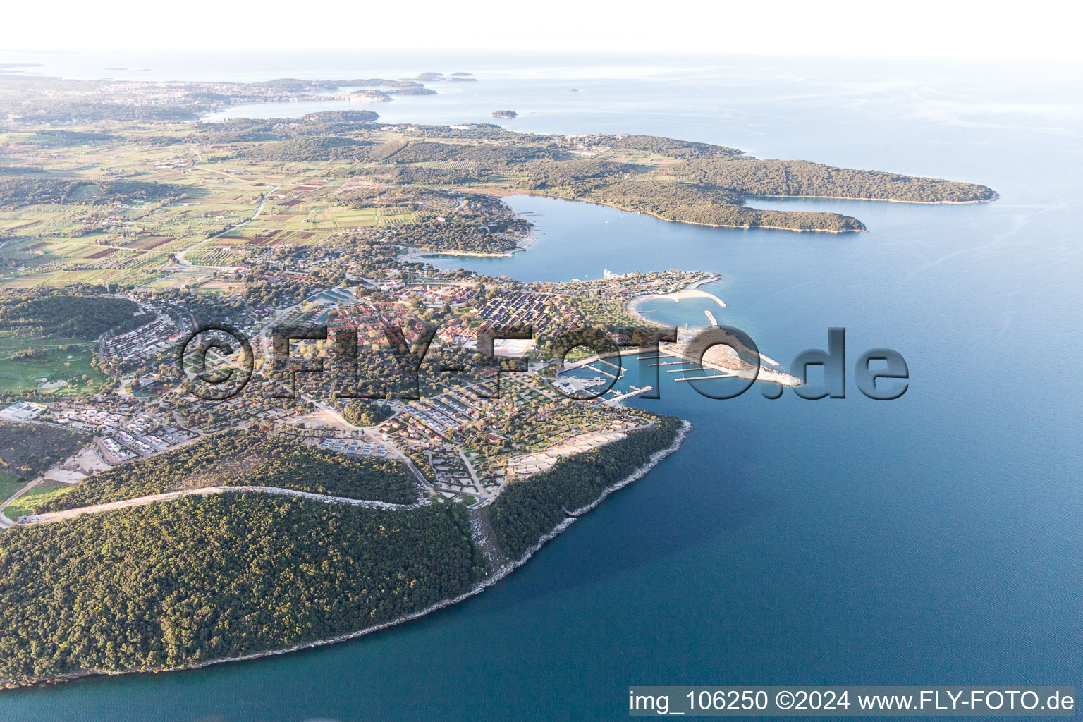 Vrsar dans le département Gespanschaft Istrien, Croatie vu d'un drone