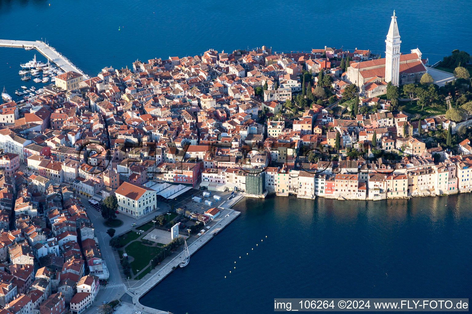 Rovinj dans le département Gespanschaft Istrien, Croatie depuis l'avion