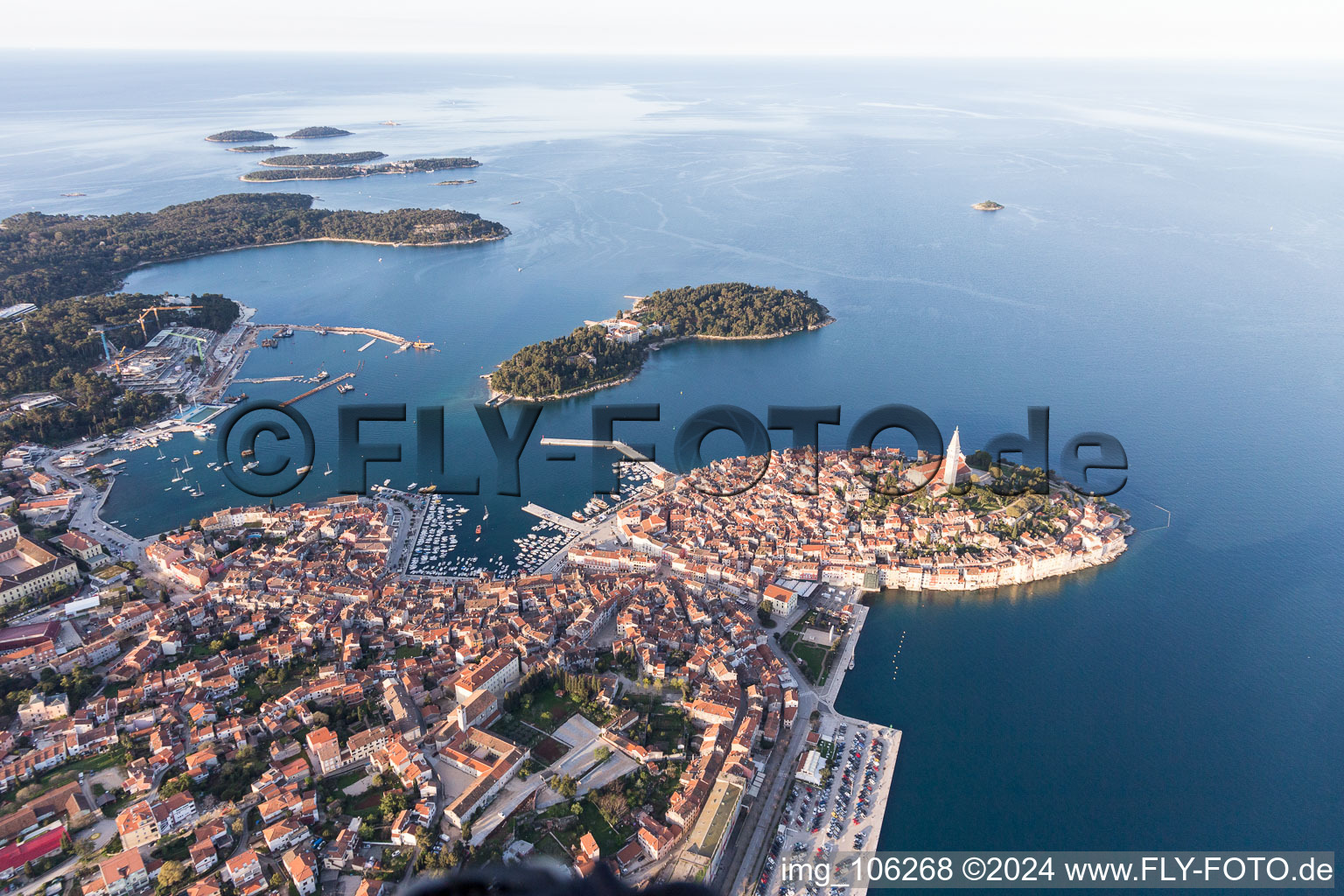 Photographie aérienne de Vue de la ville sur la côte méditerranéenne de la vieille ville de Rovinj à Istarska zupanija - Istrie Croatie. Le promontoire remarquable se trouve sur la côte ouest de la péninsule d'Istrie à Rovinj dans le département Gespanschaft Istrien, Croatie