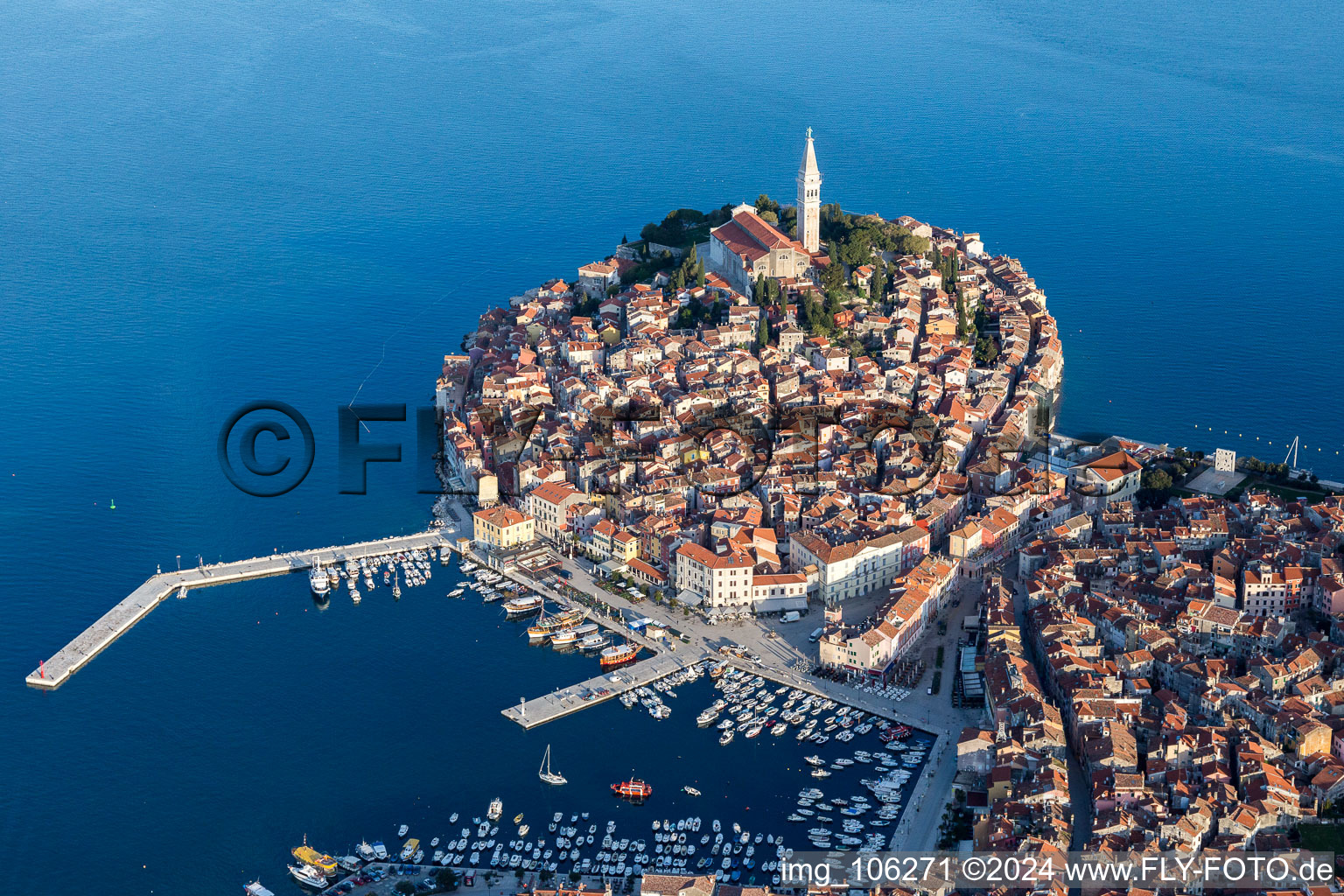 Vue oblique de Vue de la ville sur la côte méditerranéenne de la vieille ville de Rovinj à Istarska zupanija - Istrie Croatie. Le promontoire remarquable se trouve sur la côte ouest de la péninsule d'Istrie à Rovinj dans le département Gespanschaft Istrien, Croatie