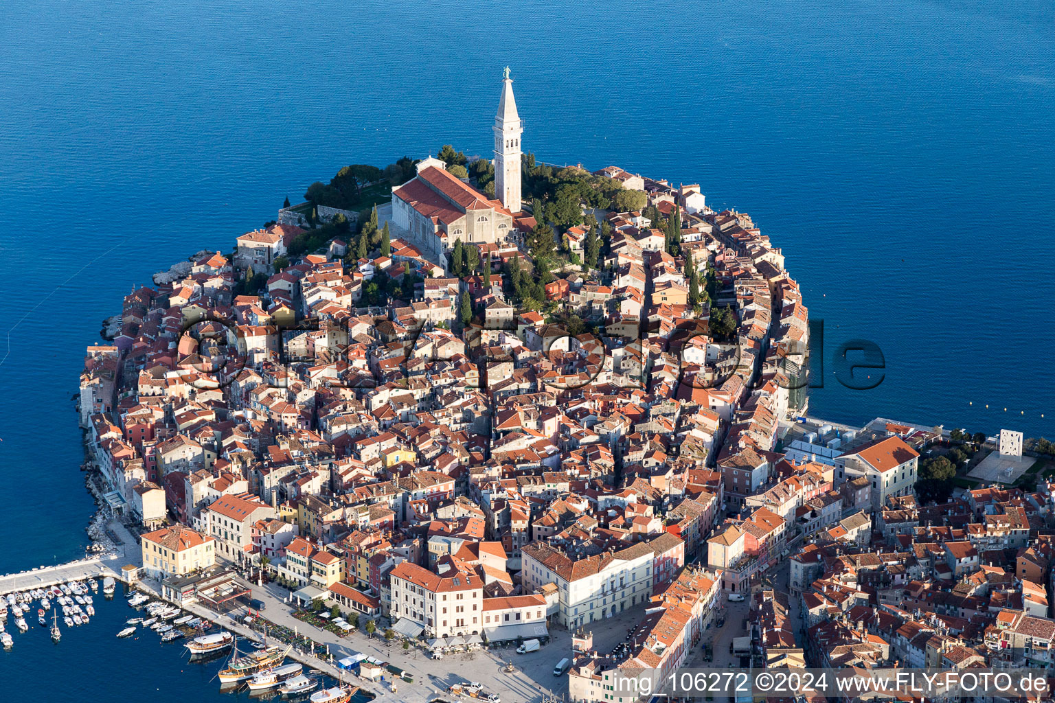 Rovinj dans le département Gespanschaft Istrien, Croatie d'un drone