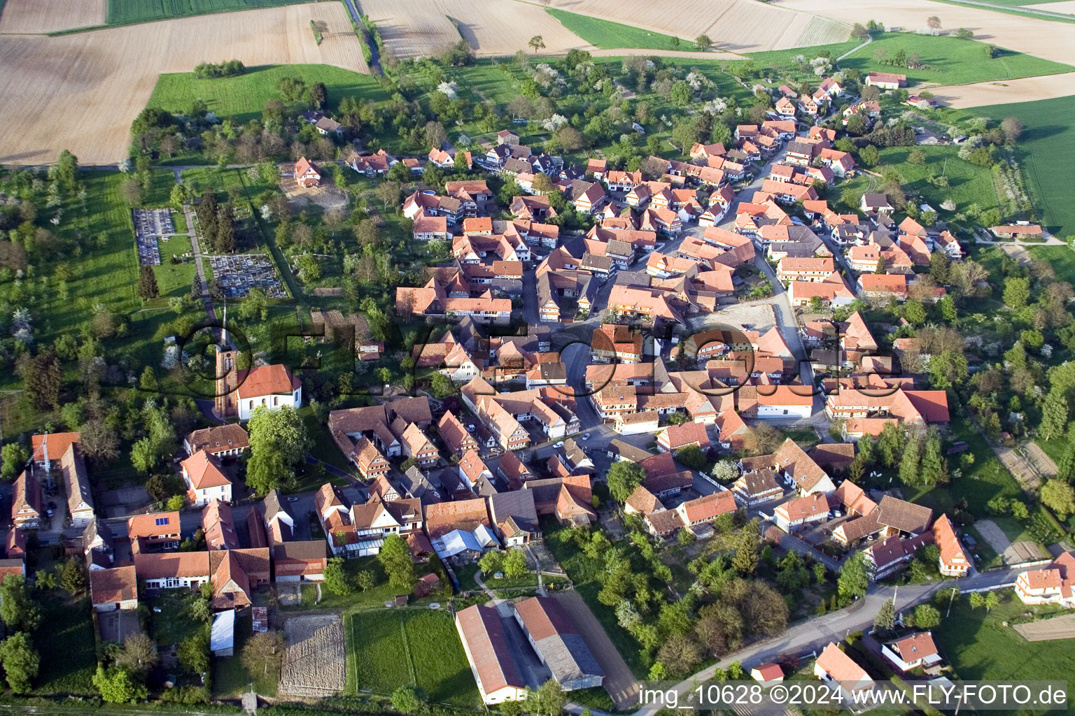 Vue d'oiseau de Hunspach dans le département Bas Rhin, France