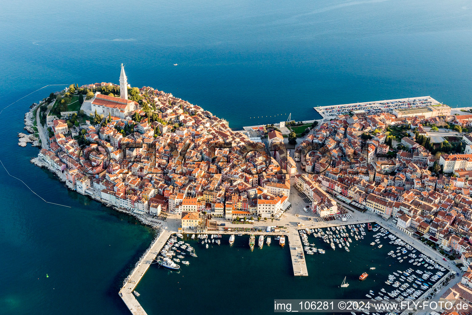 Vue de la ville sur la côte méditerranéenne de la vieille ville de Rovinj à Istarska zupanija - Istrie Croatie. Le promontoire remarquable se trouve sur la côte ouest de la péninsule d'Istrie à Rovinj dans le département Gespanschaft Istrien, Croatie d'en haut