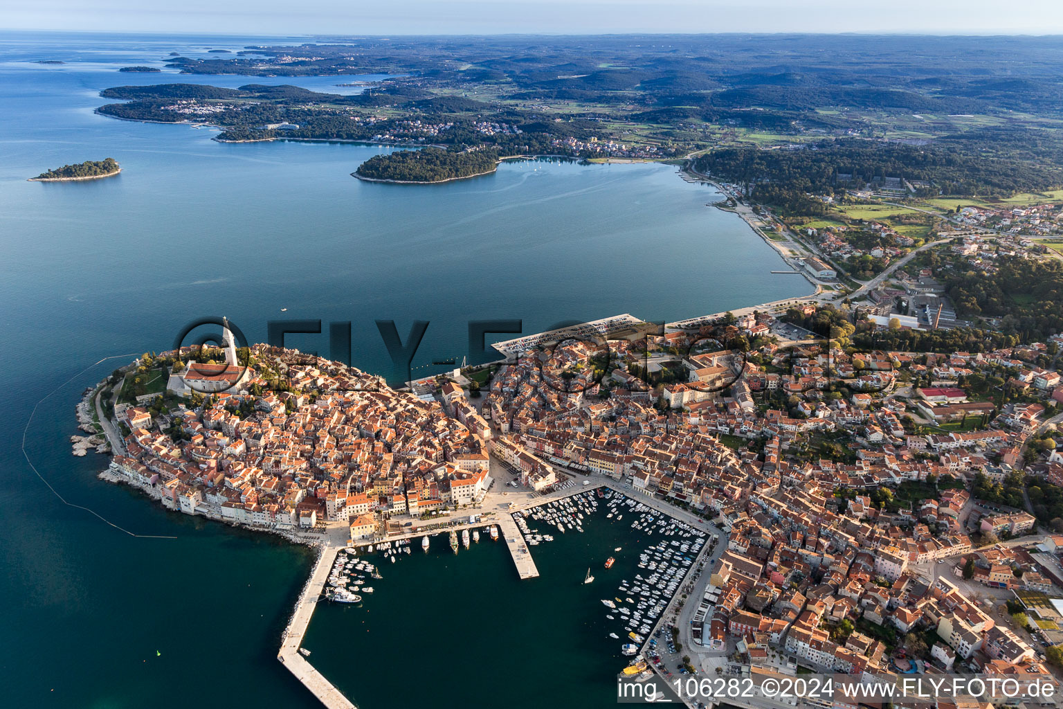 Vue de la ville sur la côte méditerranéenne de la vieille ville de Rovinj à Istarska zupanija - Istrie Croatie. Le promontoire remarquable se trouve sur la côte ouest de la péninsule d'Istrie à Rovinj dans le département Gespanschaft Istrien, Croatie hors des airs