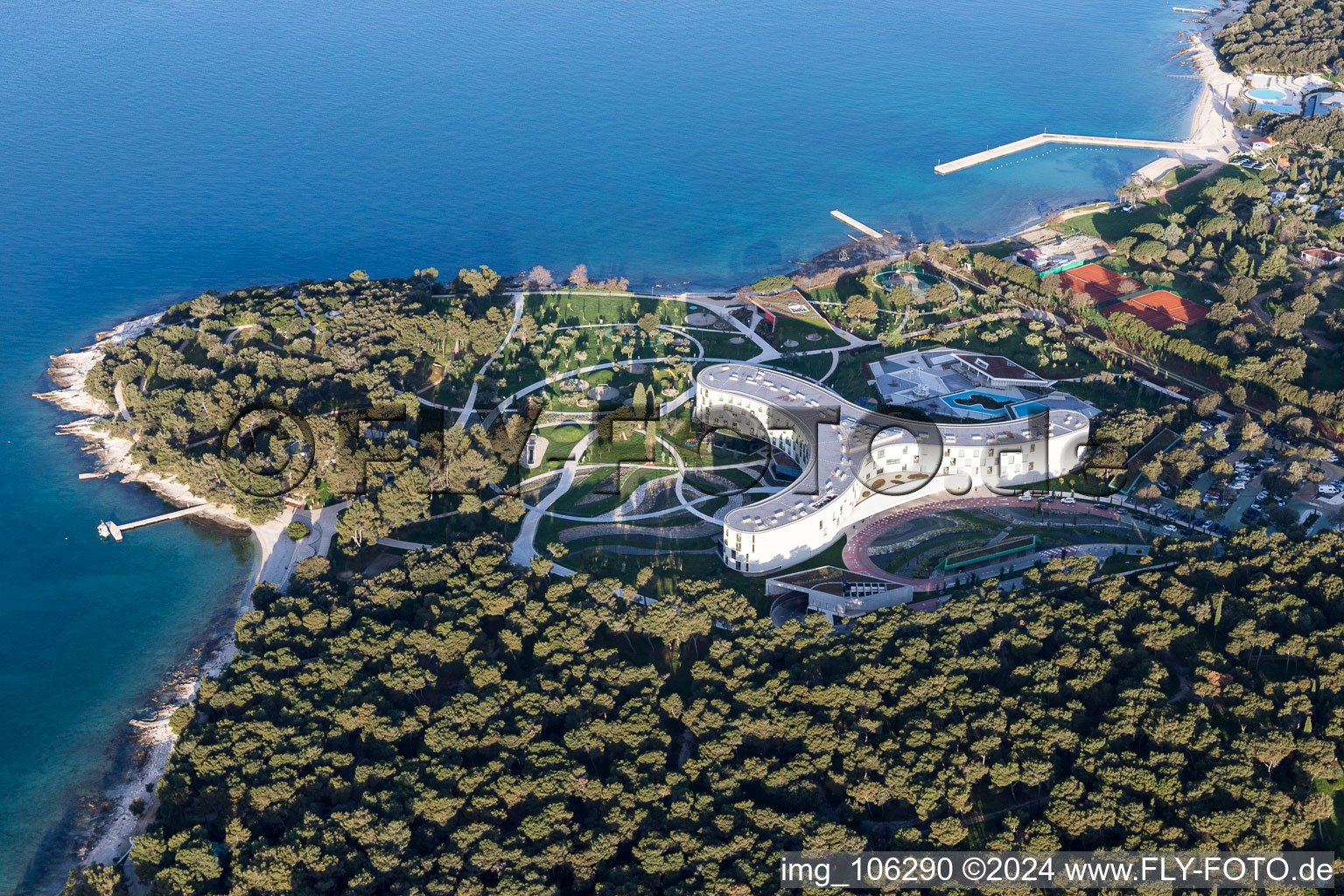 Photographie aérienne de Complexe immobilier à trois ailes et parc du complexe hôtelier Family Hotel Amarin sur la côte Adriatique en Istrie - Istarska zupanija à Rovinj dans le département Gespanschaft Istrien, Croatie